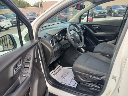Used 2020 Chevrolet Trax LS w/ Tint and Cruise Package FWD image 9