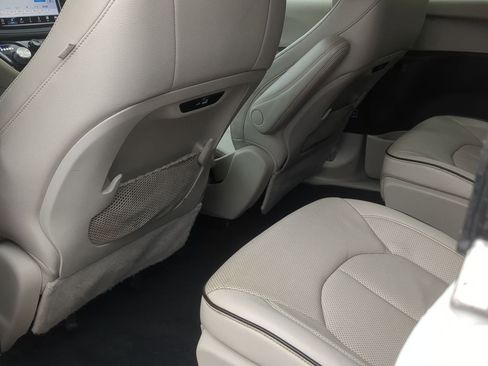 Used 2021 Chrysler Pacifica Touring-L image 24