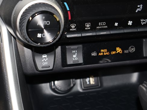 Used 2025 Toyota RAV4 XLE image 31