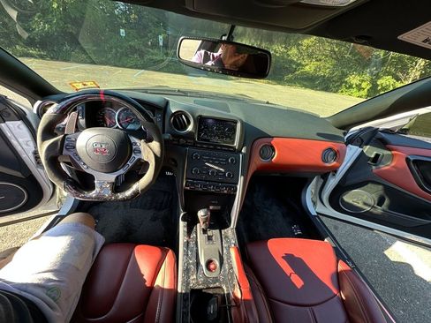 Used 2014 Nissan GT-R Premium w/ Premium Interior Package image 25