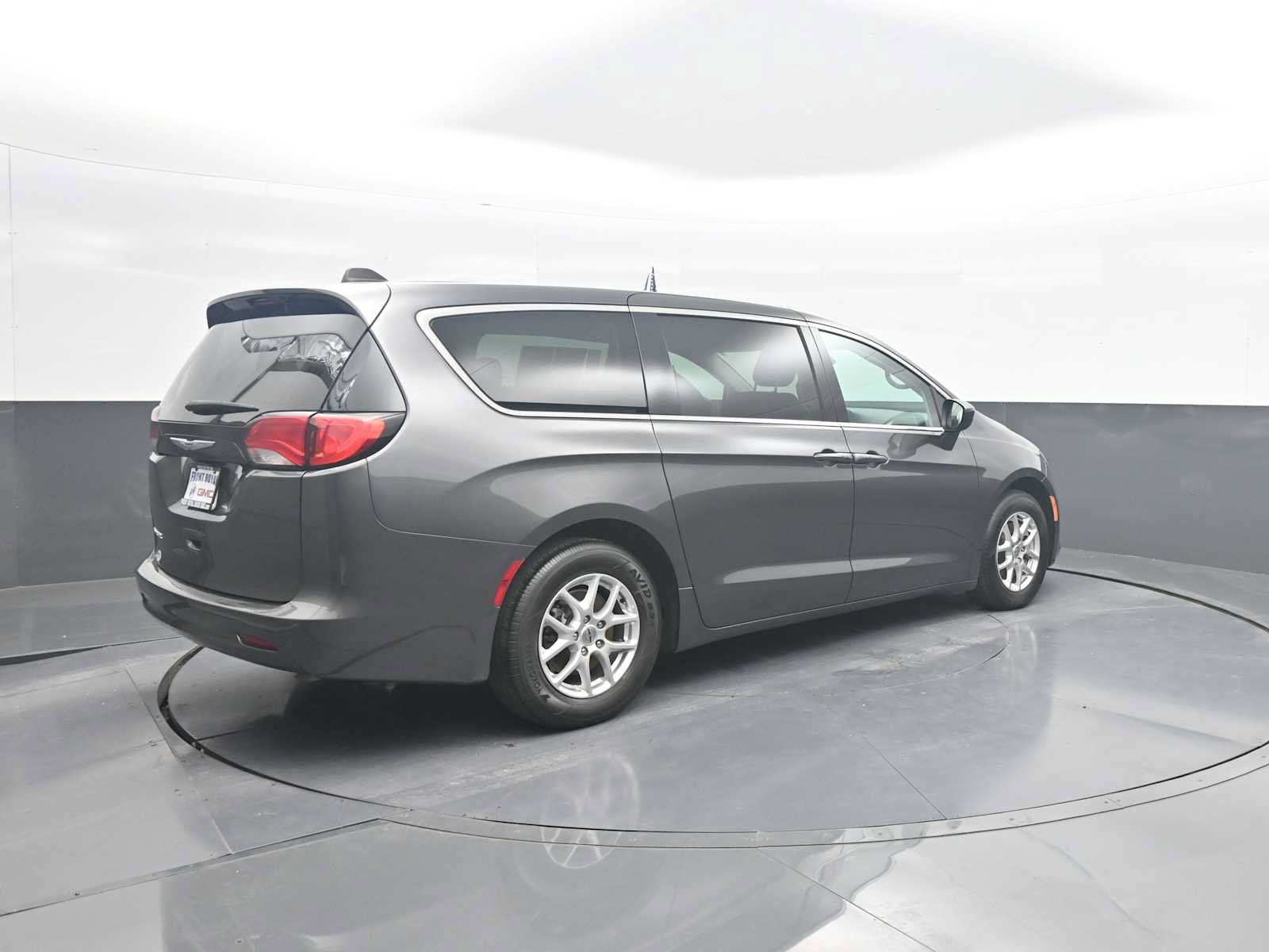 Used 2023 Chrysler Voyager LX FWD image 8