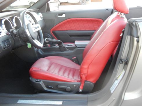 Used 2005 Ford Mustang GT Premium image 2