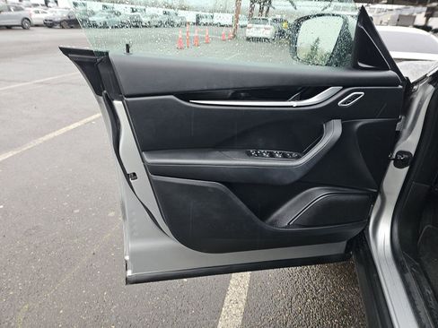 Used 2017 Maserati Levante image 7