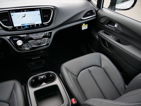 New 2026 Chrysler Pacifica Select image 15