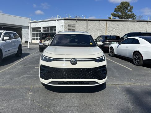 Used 2025 Volkswagen Tiguan SEL R-Line image 4