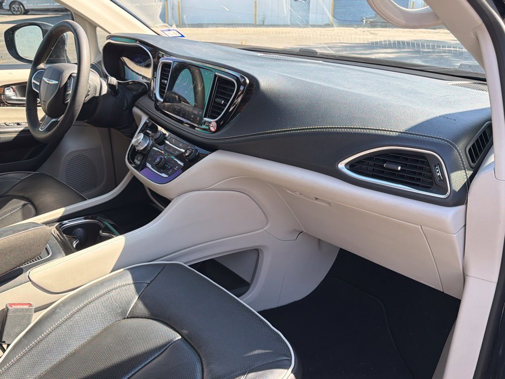 Used 2023 Chrysler Pacifica Limited FWD image 15