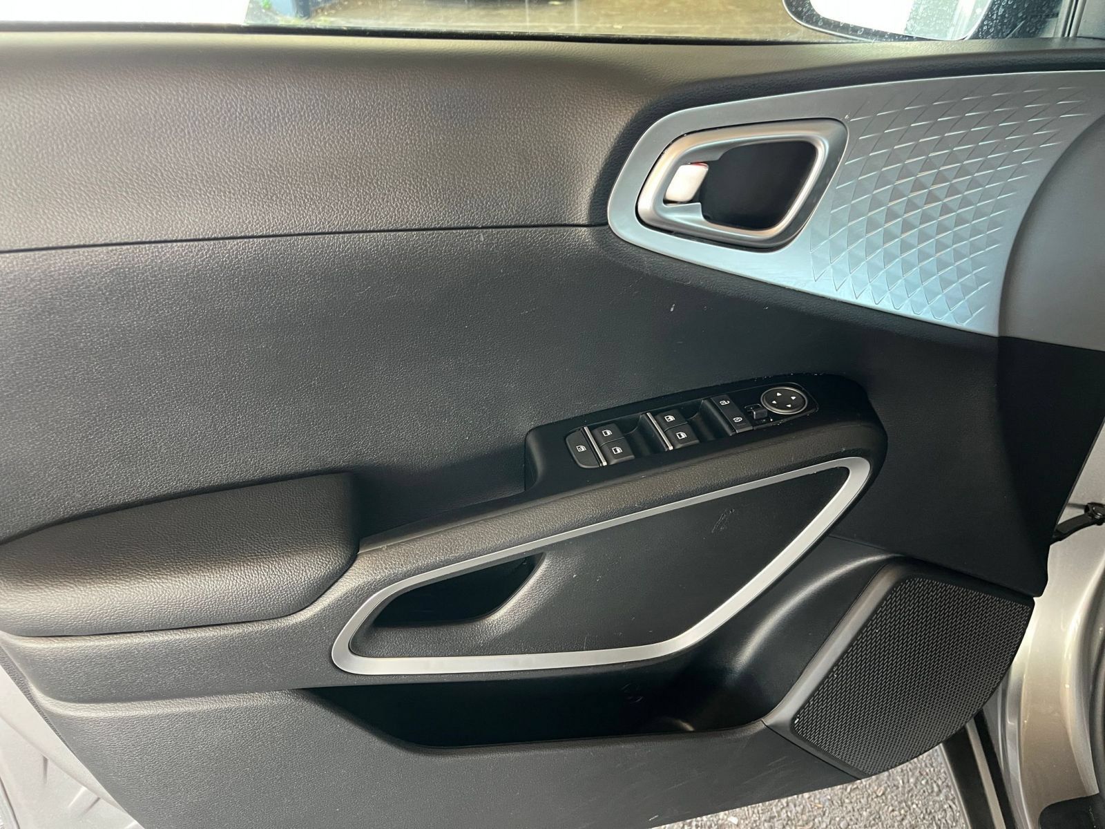 Used 2025 Kia Soul LX w/ LX Technology Package FWD image 18