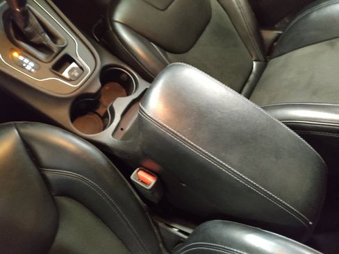 Used 2019 Jeep Cherokee Latitude Plus FWD image 26