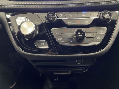 New 2026 Chrysler Pacifica Select AWD/4WD image 43