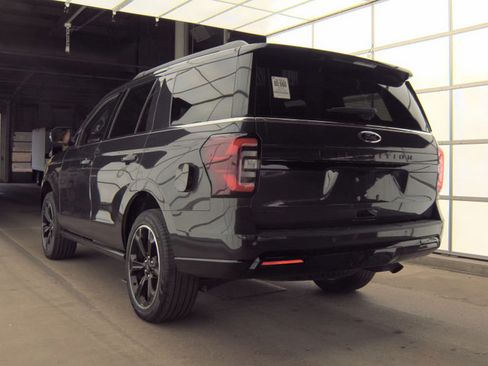 Used 2022 Ford Expedition Limited AWD/4WD image 3
