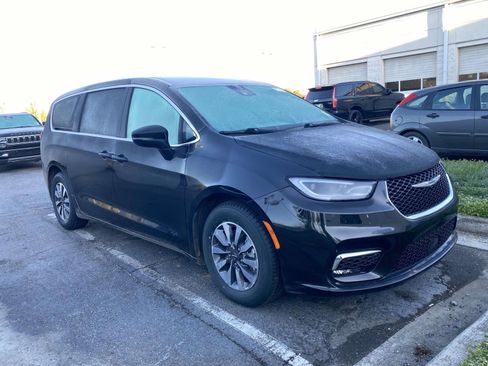 Used 2024 Chrysler Pacifica Select image 1