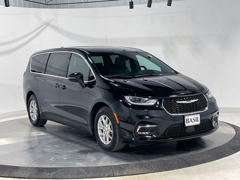 Used 2025 Chrysler Pacifica Select FWD image 39