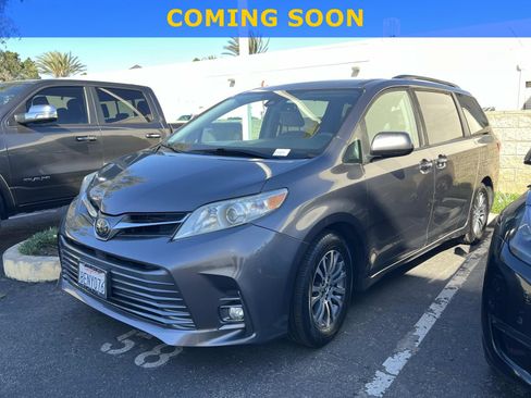 Used 2018 Toyota Sienna XLE image 1