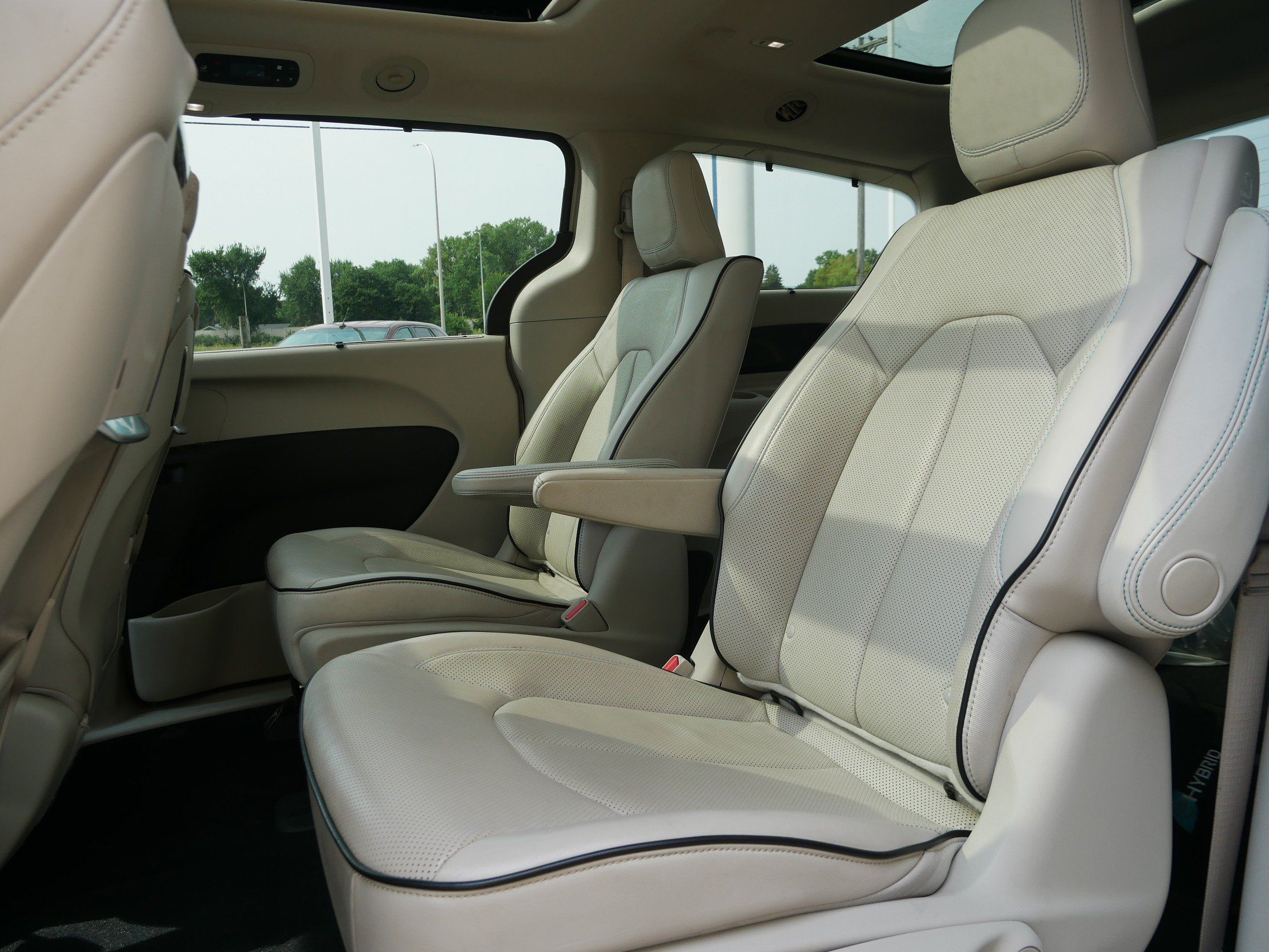 Used 2017 Chrysler Pacifica Platinum FWD image 7