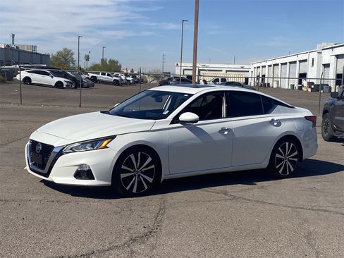 Used 2020 Nissan Altima 2.5 Platinum image 3