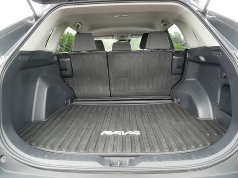 Used 2020 Toyota RAV4 XLE w/ XLE Grade Weather Package AWD/4WD image 17