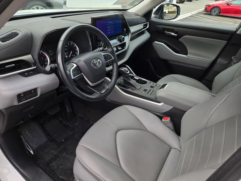 Used 2023 Toyota Highlander XLE AWD/4WD image 8