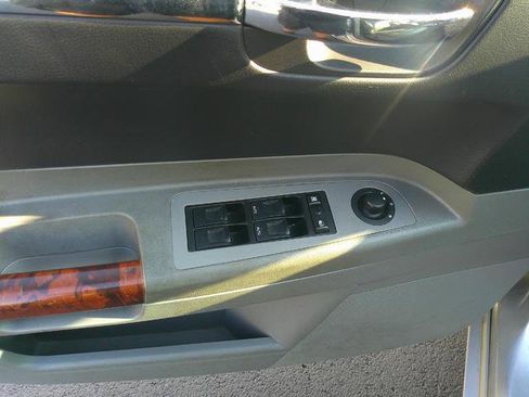 Used 2005 Chrysler 300 Touring image 8