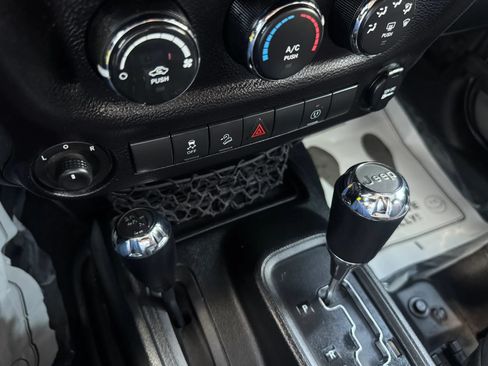 Used 2017 Jeep Wrangler Unlimited Rubicon w/ Connectivity Group AWD/4WD image 17