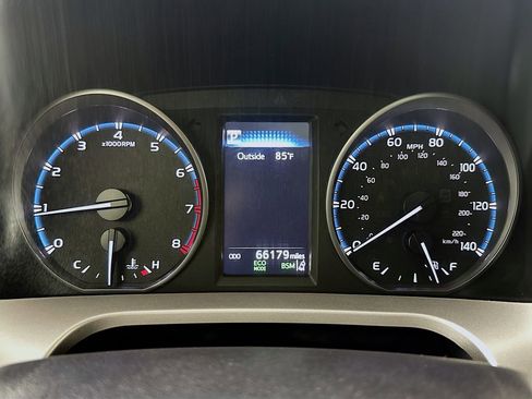 Used 2018 Toyota RAV4 XLE AWD/4WD image 12
