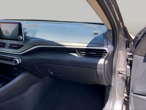 Used 2024 Nissan Altima 2.5 SV FWD image 18