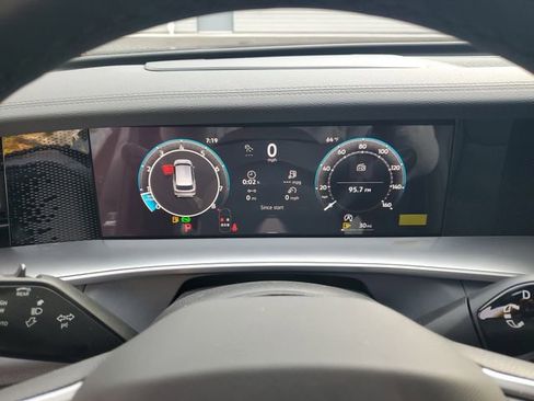 New 2026 Volkswagen Tiguan SE R-Line FWD image 23