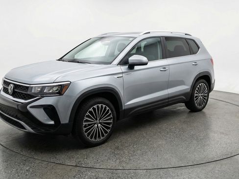 Used 2025 Volkswagen Taos SE image 3