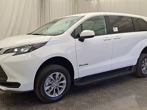 Used 2025 Toyota Sienna LE image 3