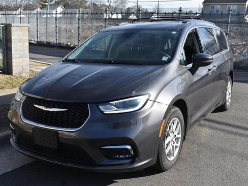 Used 2025 Chrysler Pacifica Select FWD image 3