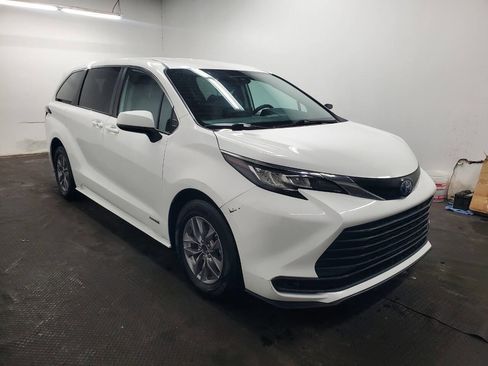 Used 2021 Toyota Sienna LE image 3