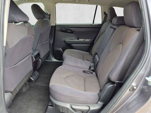 Used 2024 Toyota Highlander LE AWD/4WD image 17