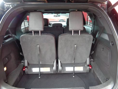 Used 2014 Ford Explorer XLT w/ Equipment Group 202A AWD/4WD image 12
