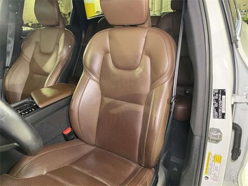 Used 2022 Volvo XC60 T8 Inscription w/ Advanced Package image 5