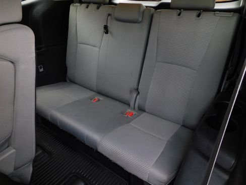 Used 2021 Toyota Highlander LE AWD/4WD image 17