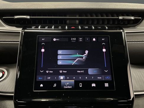 Used 2024 Jeep Grand Cherokee Laredo image 17