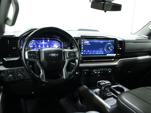 Used 2025 Chevrolet Silverado 1500 LT Trail Boss w/ Convenience Package II AWD/4WD image 2