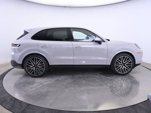 Used 2025 Porsche Cayenne image 8