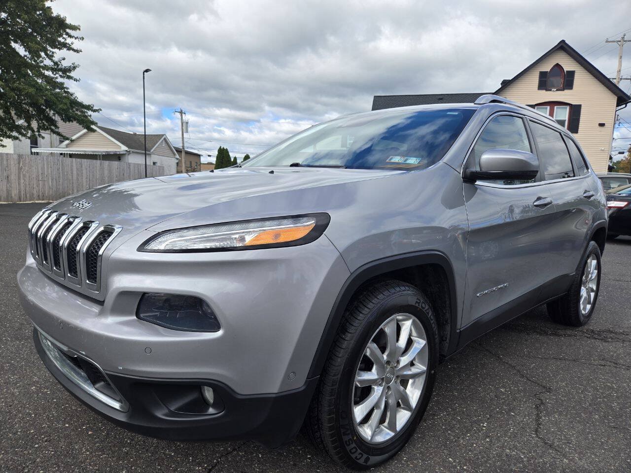 Used 2015 Jeep Cherokee Limited w/ Technology Group AWD/4WD image 10
