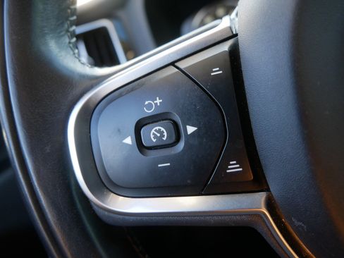 Used 2019 Volvo XC60 T5 Momentum w/ Multimedia Package image 26