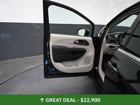 Used 2023 Chrysler Pacifica Touring-L FWD image 31