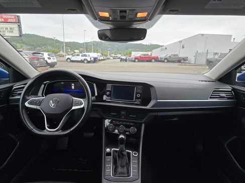 Used 2024 Volkswagen Jetta SE FWD image 15