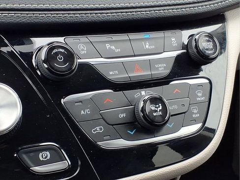 Used 2023 Chrysler Pacifica Touring-L image 22