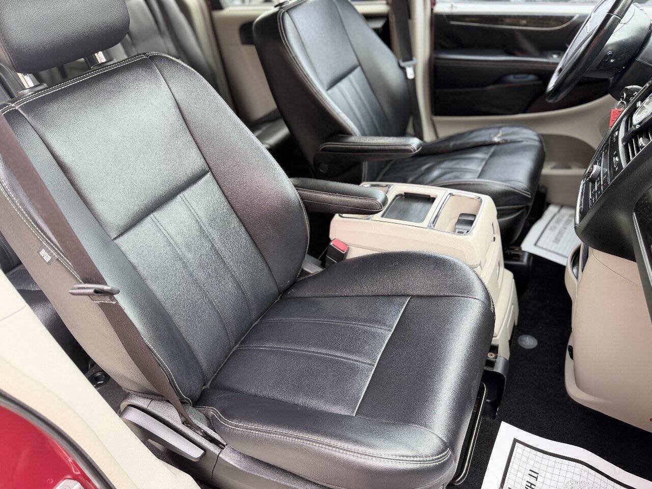 Used 2013 Chrysler Town & Country Touring FWD image 14