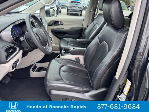 Used 2023 Chrysler Pacifica Touring-L image 8