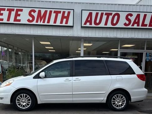 Used 2010 Toyota Sienna XLE FWD image 2