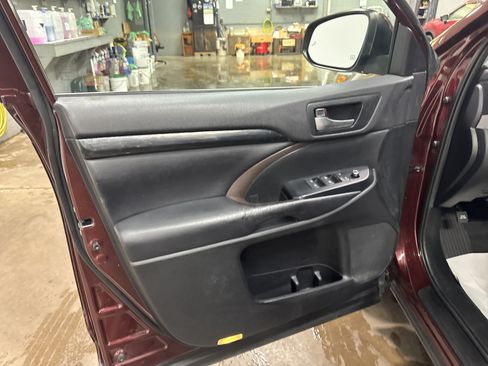 Used 2019 Toyota Highlander XLE AWD/4WD image 14