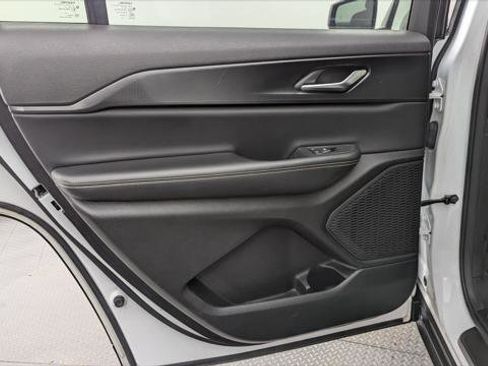 Used 2023 Jeep Grand Cherokee L Laredo w/ Luxury Tech Group I image 16