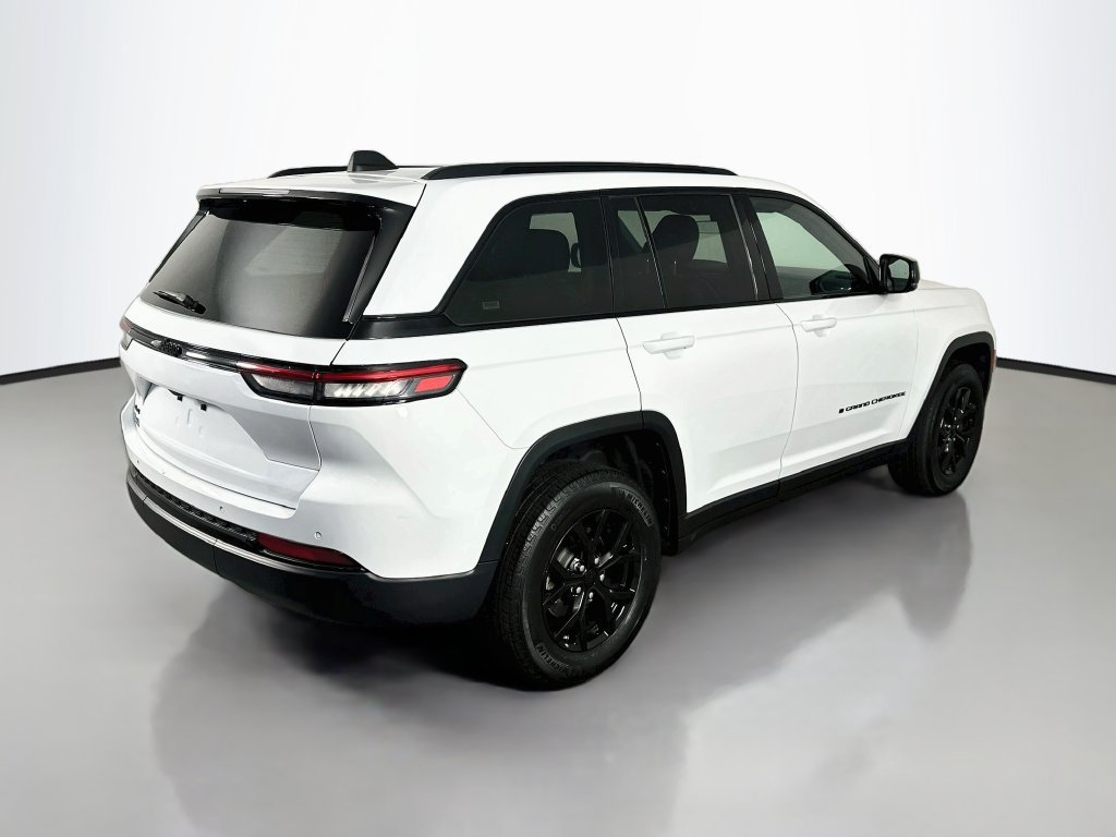 Used 2025 Jeep Grand Cherokee Altitude AWD/4WD image 7
