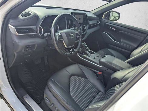 Used 2023 Toyota Highlander XSE FWD image 10