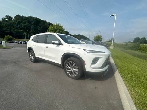 Used 2025 Buick Enclave Preferred AWD/4WD image 7